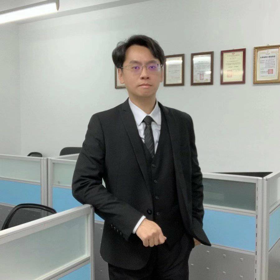安心徵信社陳經理說，最近韓國熱播的《夫妻的世界》火紅到台灣，加上政府呼籲少外出的情況，宅在家裡追劇的人就變多了！