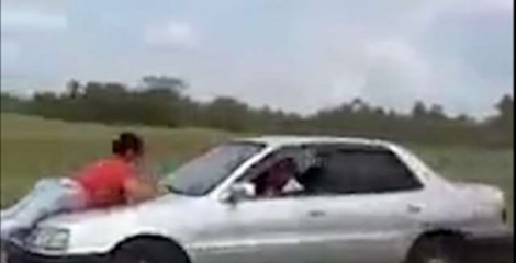 不滿老婆外遇 他將妻綁在引擎蓋開快車報復
