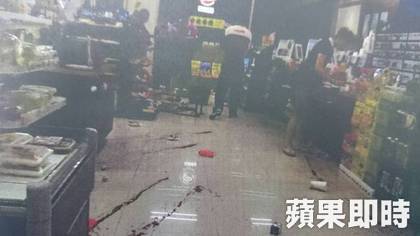 買東西錢帶不夠 拿錢久未歸店員放回架上 被女客罵白目