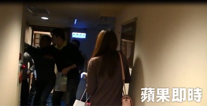 悲情小隻佬抓猴 慘遭猛男海巡官抵頸掄牆