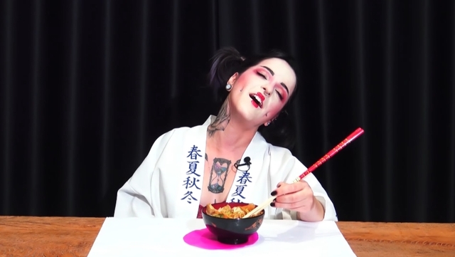 她下體含震動棒吃炒麵　吃一口後嬌喘十分鐘