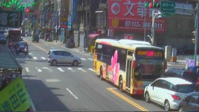 人妻與公車司機車內大戰多次 竟如AV情節